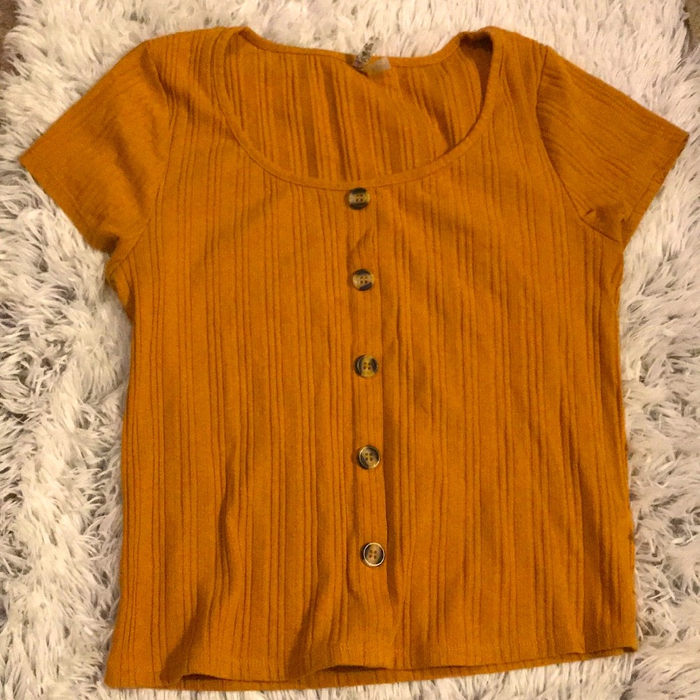 Yellow form fitting top with buttons💛